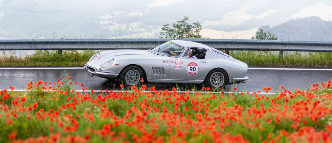 The Modena Cento Ore takes on Italy’s greatest roads and circuits and promises a party atmosphere every evening. Massimo Delbò took part in a Ferrari 275 GTB/4