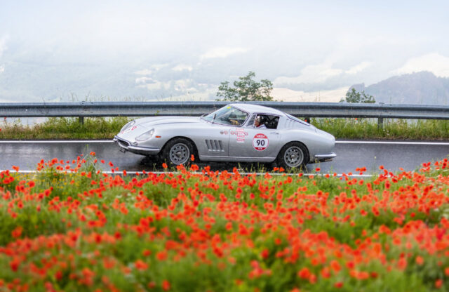 The Modena Cento Ore takes on Italy’s greatest roads and circuits and promises a party atmosphere every evening. Massimo Delbò took part in a Ferrari 275 GTB/4